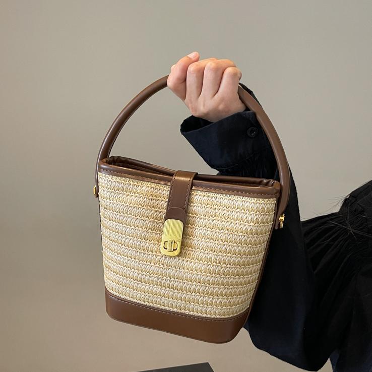 Verano popular bolso de cubo de mano super caliente para mujeres 2025 nuevo estilo de moda simple tejido de alta sensación de hombro mochila
