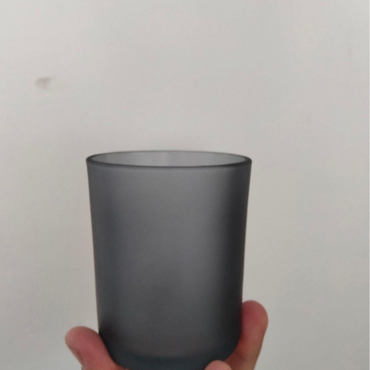 Venta al por mayor taza de vela tarro de vidrio color esmerilado recipiente de vidrio aromaterapia taza vacía con tapa dormitorio romántico candelabro logo