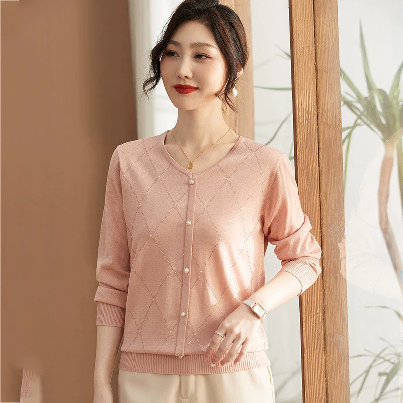 Новая весенняя трикотажная кофта 2025 года для мам, стильная и элегантная, тонкая базовая рубашка с длинным рукавом для женщин среднего и старшего возраста.