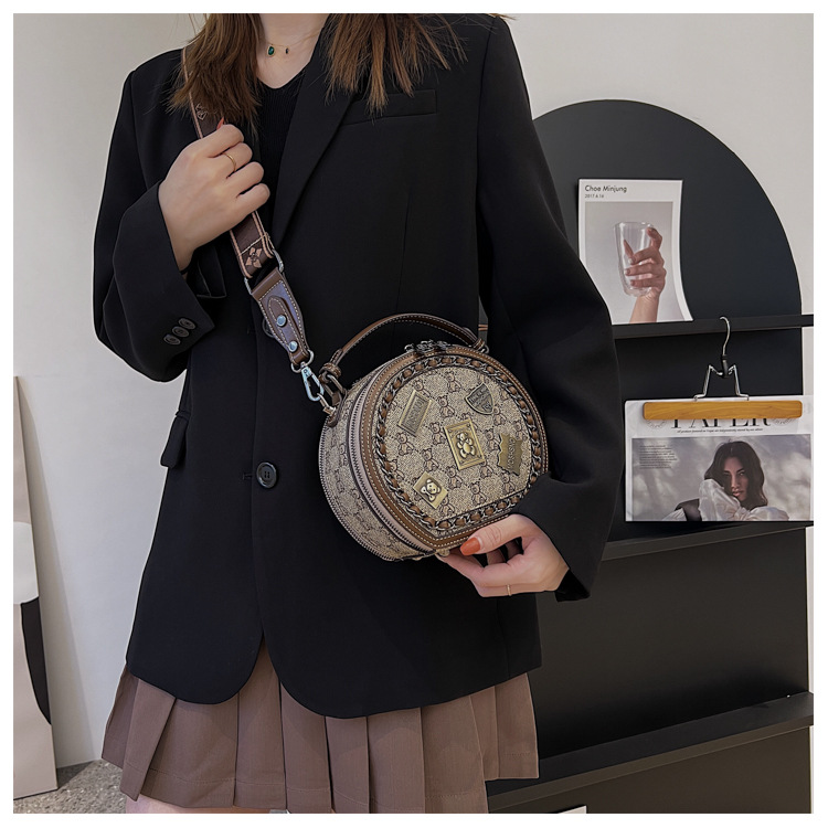 Beibei Tasche Textur kleine Tasche Damentasche 2024 Herbst und Winter neue trendige Abzeichen einzelne Schulter Umhängetasche modische kleine runde Tasche trendy_voghion.com