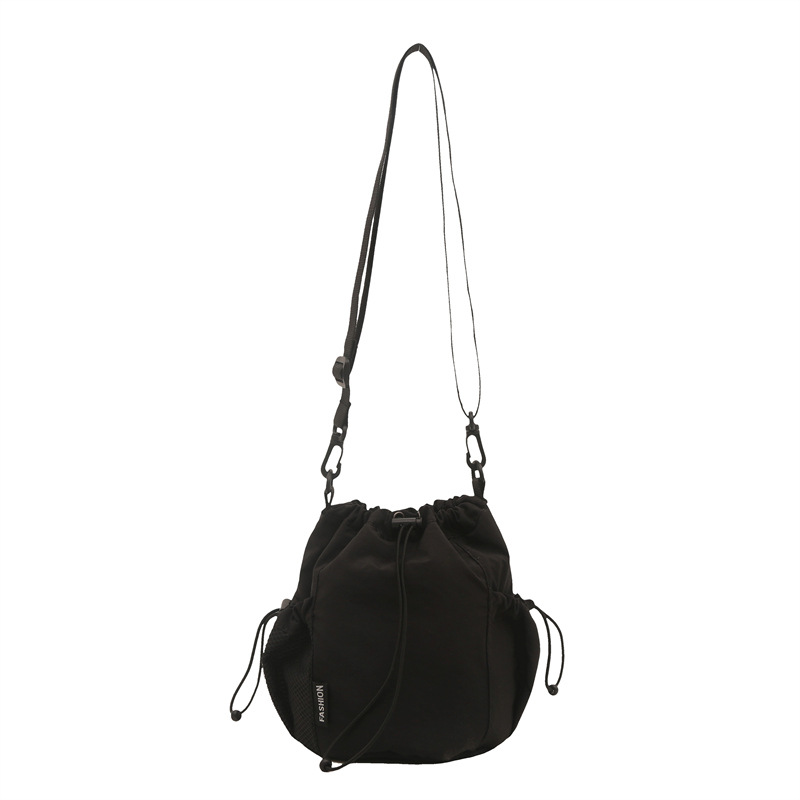 2025 verano nuevo nicho japonés y coreano tirar de la correa de tela de un hombro mochila de mujer ligera perezosa bolsa de cubo de feng shui