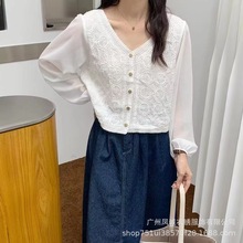 法式复古钩花镂空V领蕾丝雪纺衫女秋季新款设计感长袖拼接上衣潮