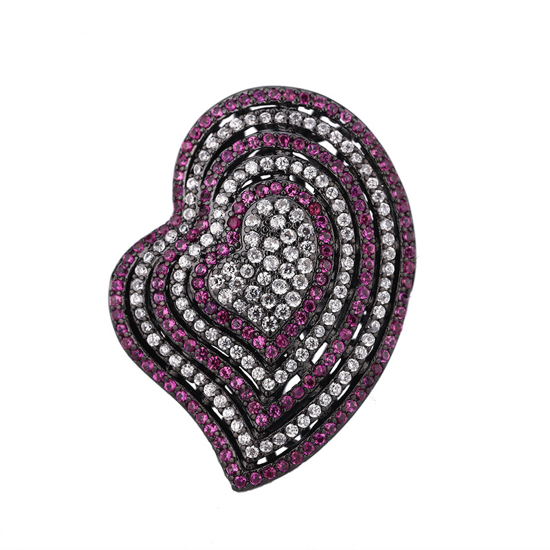 2024 nueva joyería Zhuang Shengsheng fondo de cobre chapado en oro simulación corindón rojo en forma de corazón diamante completo traje de oro negro mujer