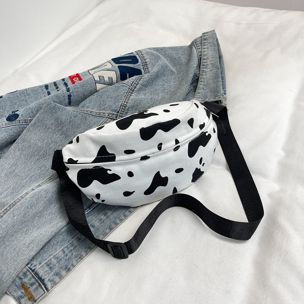 223g Weight Polyester Lining Material Zipper Closure Type Sling Strap Strap Type Fanny Pack Bags Type Casual, Daily, Shopping Occasion Nylon Material Cows, Solid Color Pattern All Seasons Season Women's Gender Basic Style Oval Shape Women's Basic Cows Solid Color Nylon Waist Bags 42