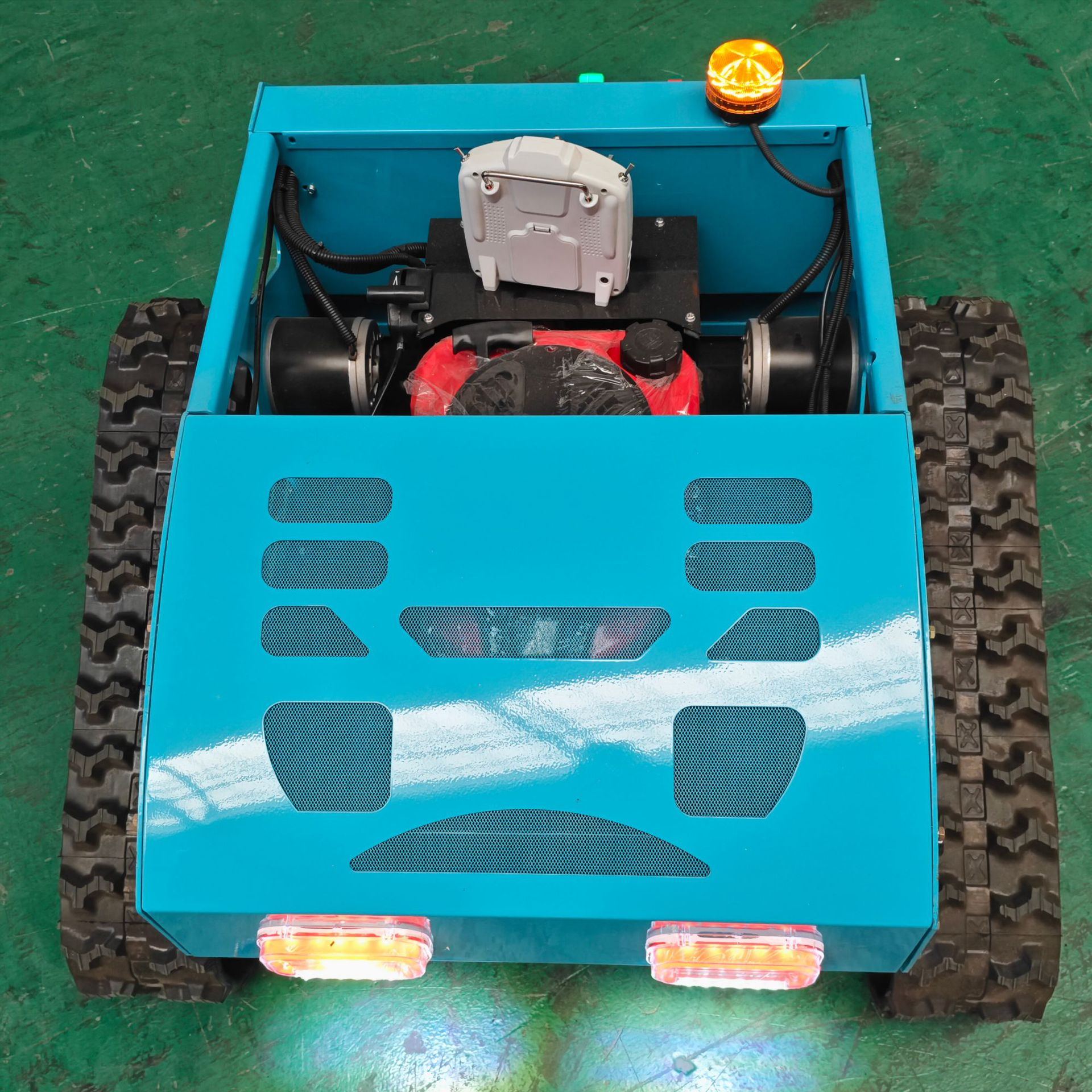 出口美国遥控割草机 全地形履带底盘 四冲程果园农田割草机