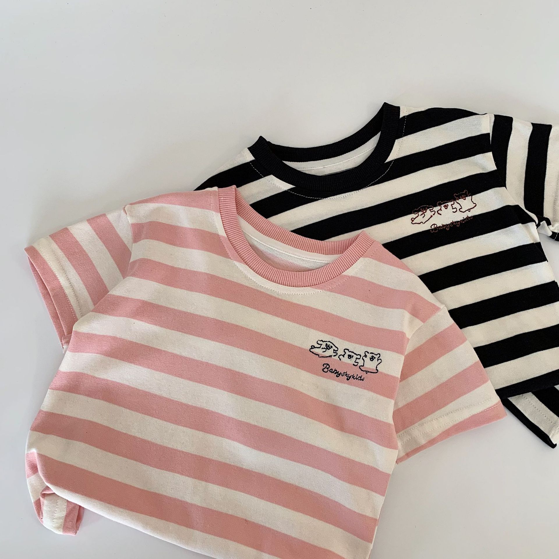 Mai Bao Niños verano camiseta de manga corta 2025 nuevo estilo coreano niñas y niños a rayas jersey ropa infantil al por mayor un