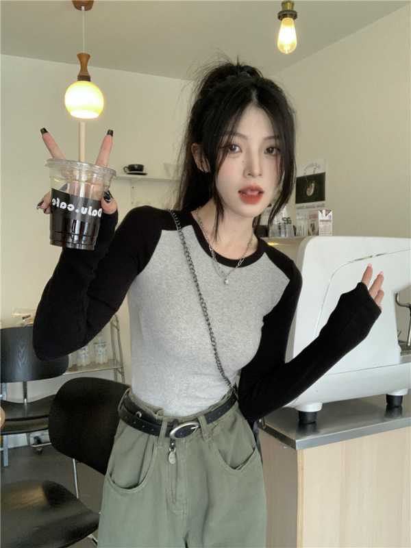 秋の小衆は色の長袖の丸首の中でtシャツを掛けて身を修めて痩せています。|undefined