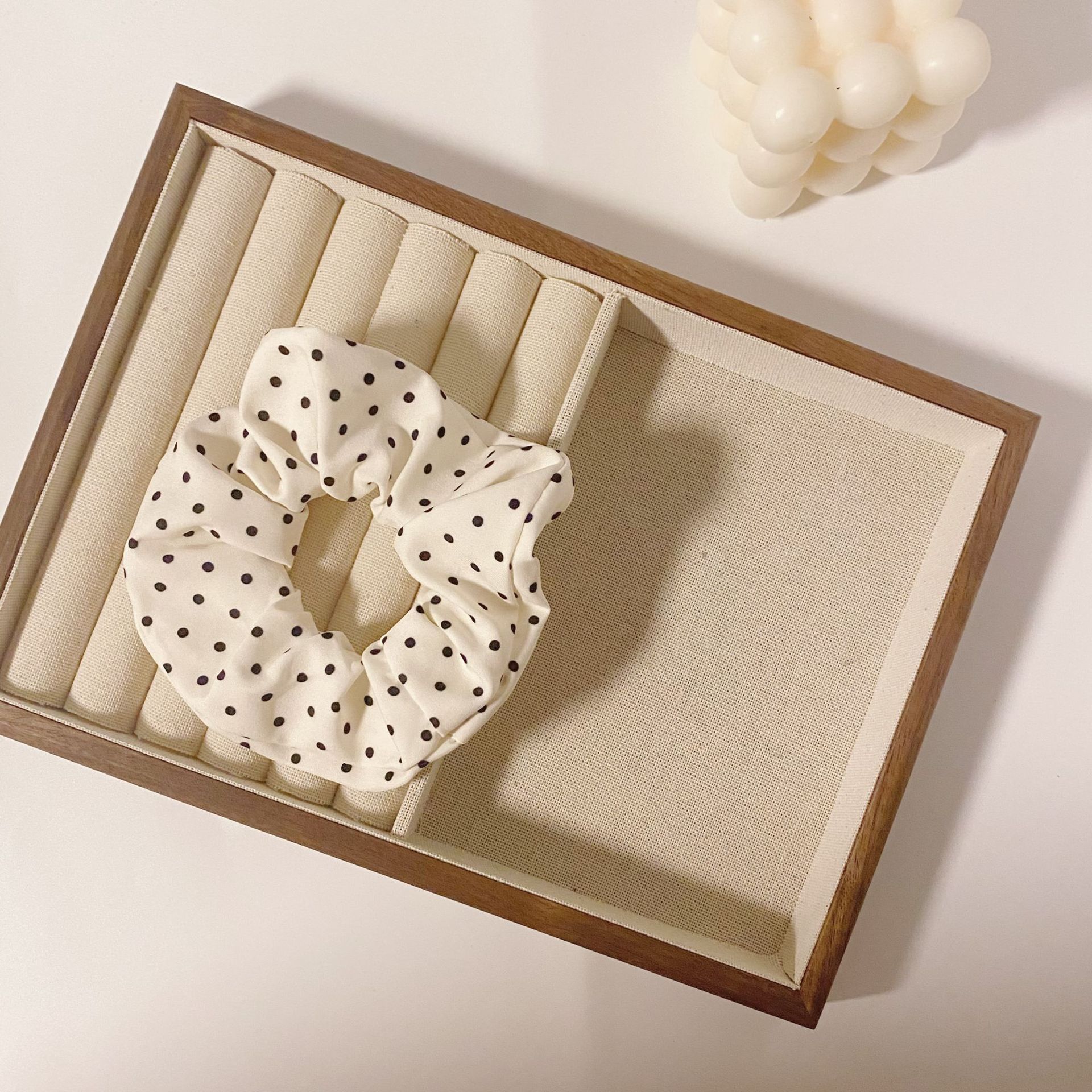 Gravata de bolinhas estilo coreano com vibe Mori Girl, com laço delicado e sofisticado, combinada com um lenço quadrado e um scrunchie._voghion.com