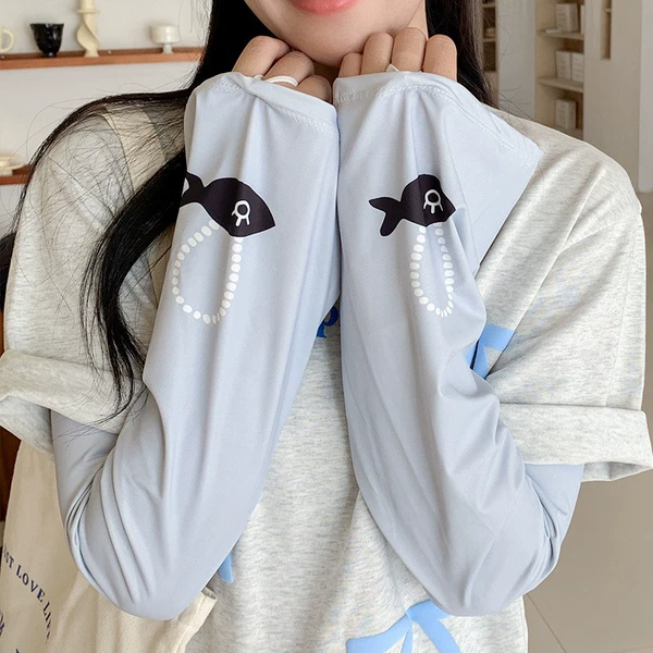 Swimming fish - blue gray