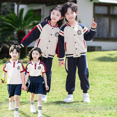 幼稚園の制服は春秋の野球服です。