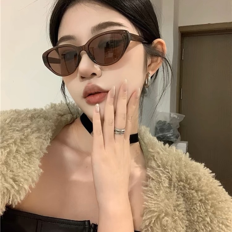 Gafas de sol retro ojo de gato, cara redonda cuadrada de moda femenina, delgado, pequeño libro rojo, el mismo estilo, gafas de sol de alta gama de estilo europeo y americano