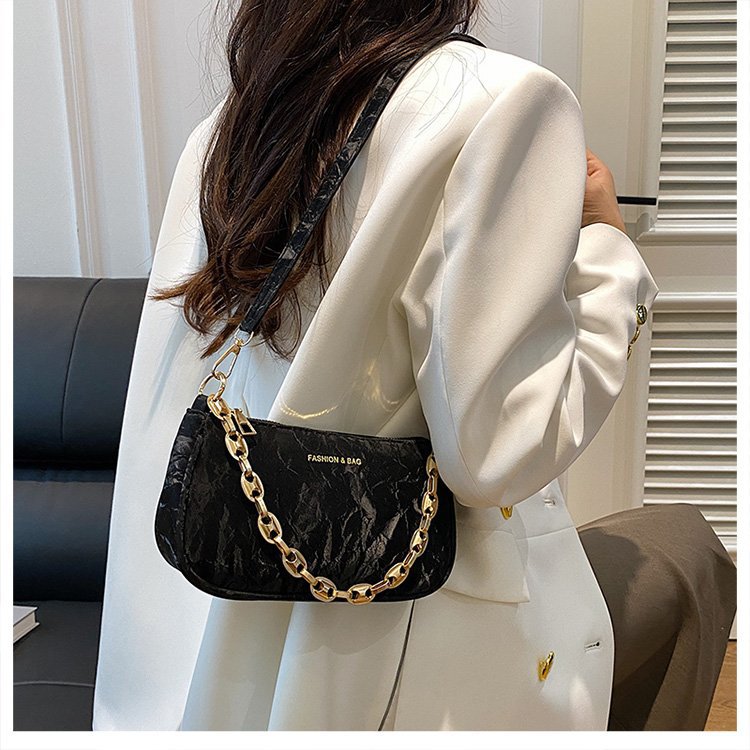Popular 2024 nuevo viaje de invierno mochila de hombro de textura de moda mochila de nicho de diseño de cadena bolso debajo de la axila