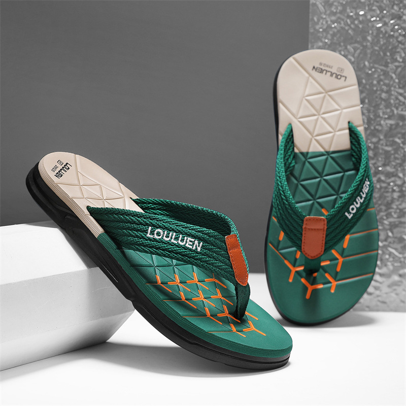 2025 chanclas de verano personalidad de los hombres zapatos de playa de uso exterior tendencia al aire libre sandalias y zapatillas antideslizantes de fondo suave en nombre del cabello