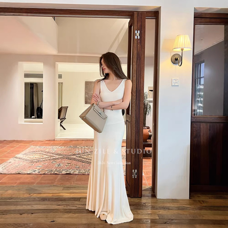 Summer Women's Clothing with a High-End Feel, Simple Design, Elegant and Slim-Fitting A-Line Minimalist V-Neck Dress, Summer White Long Dress