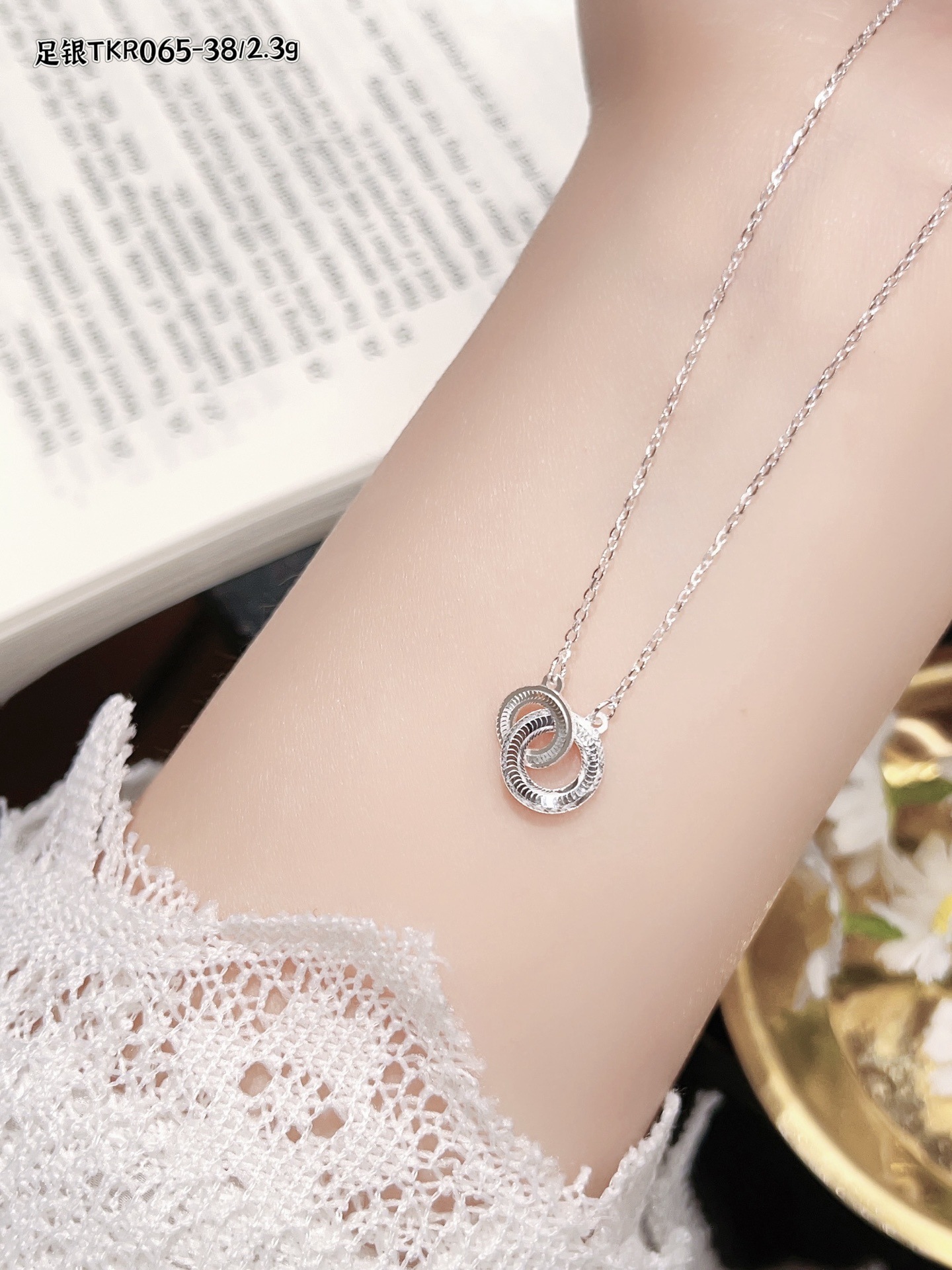 S999 plata esterlina mariposa flange collar de cuatro hojas diseño de nicho femenino de alta calidad lujo ligero cadena de clavícula para regalar a su novia