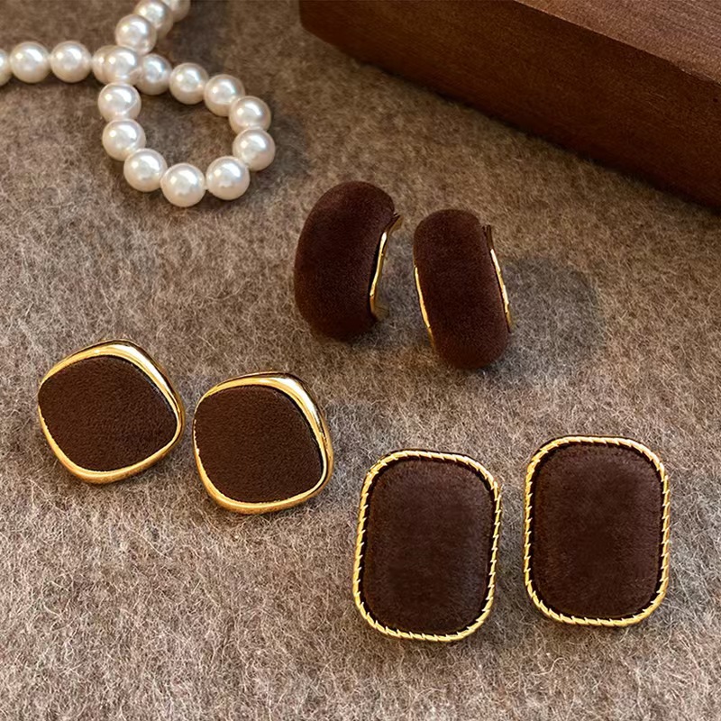 Retro Brown Square Velvet Earrings for Women 2026 New Hot Style Accessible Luxury High-End Earrings Niche Unique Earrings
