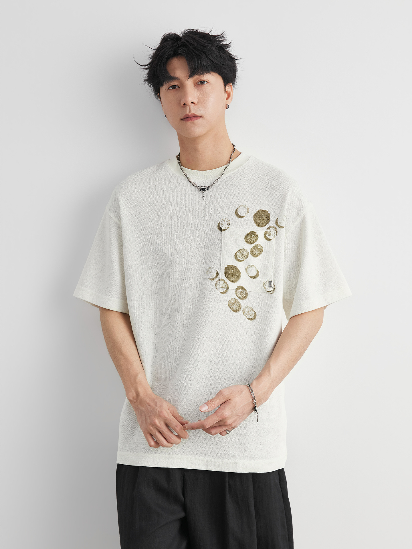 Áo thun nam cổ tròn in họa tiết túi ngực, chất liệu cotton thoáng mát, form rộng thả vai — đen