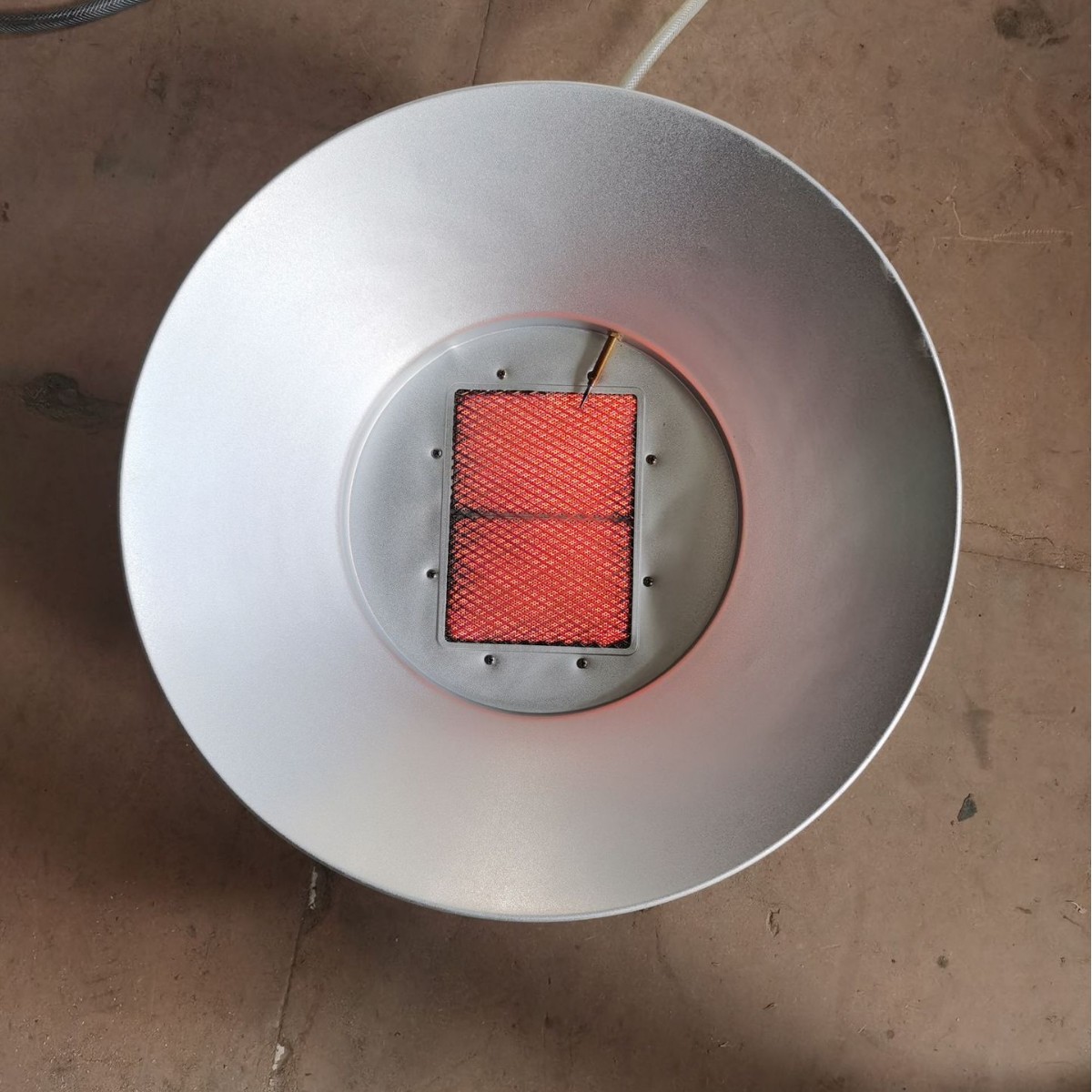 工厂直销现代化蛋鸡养殖设备养殖场鸡鸭红外线催化燃气畜禽取暖器