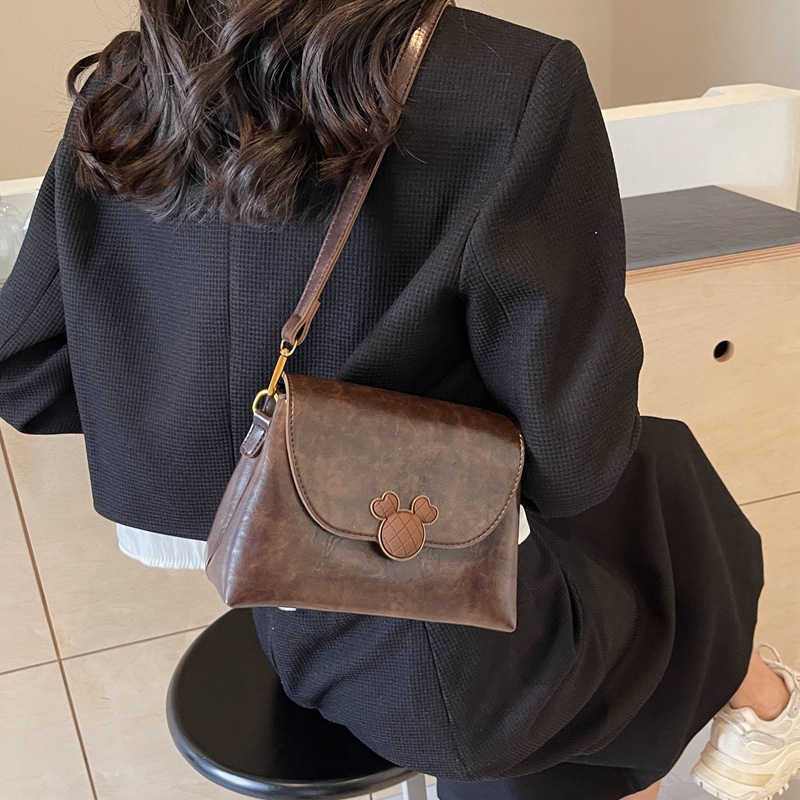Este año, la popularidad de bolsos retrógrados para mujeres 2024 otoño y invierno nuevo bolso cuadrado de textura superior, bolso de mochila simple
