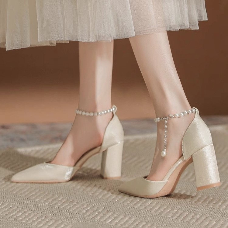 Zapatos de tacones altos de perlas francesas de tacones delgados de otoño de 2026 nuevos zapatos de hebilla de una sola palabra