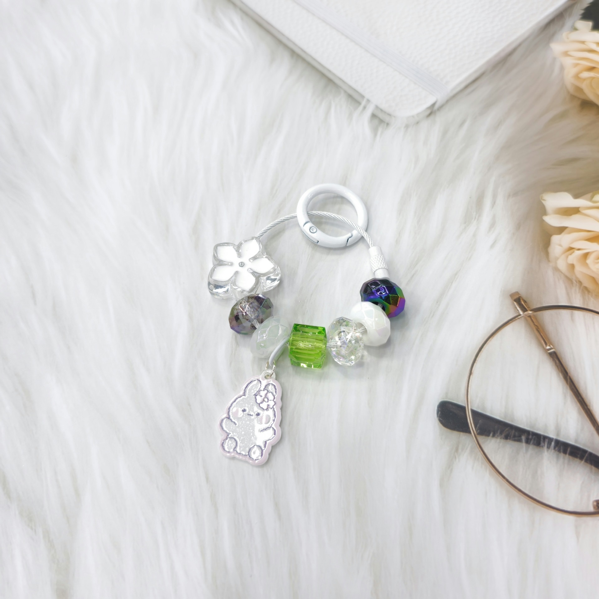 2023 nueva flor fresca Linda perla cuentas de dibujos animados acrílico llavero colgante bolsa adornos