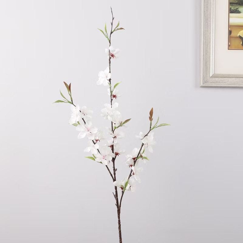 세 갈래의 녹색 잎 매화 흰색