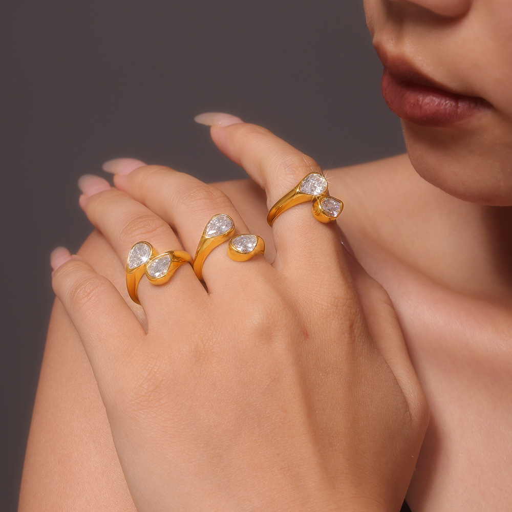 Anello aperto in acciaio al titanio con doppia goccia d'acqua e zircone quadrato 3A, colore PVD conservato, da donna_voghion.com