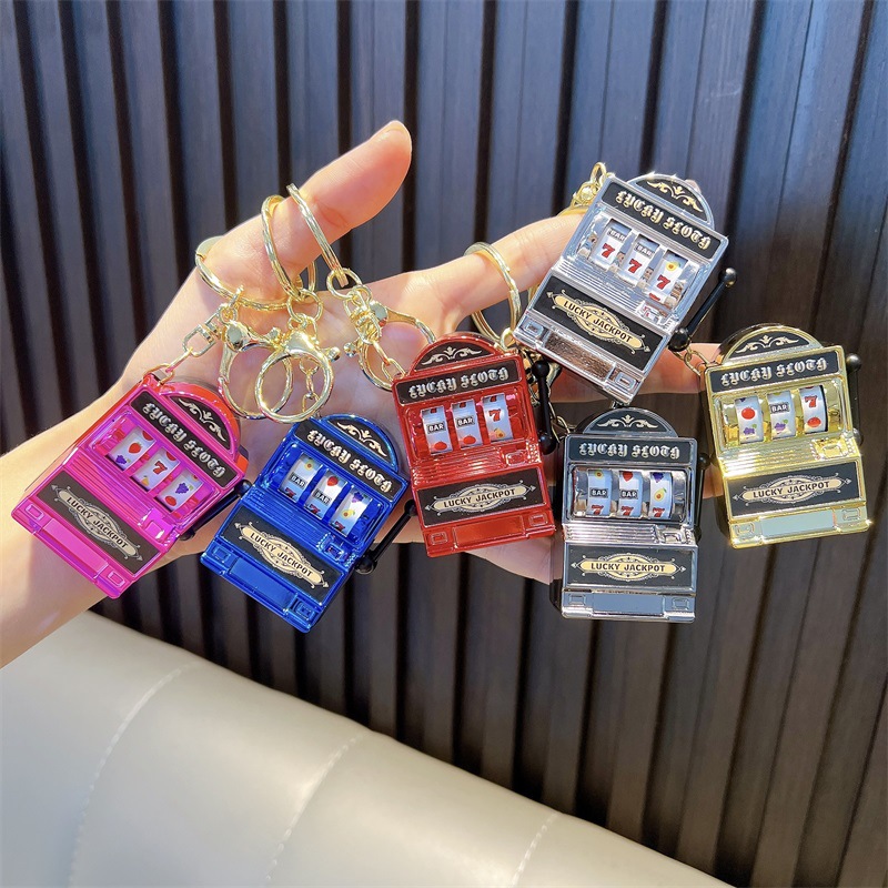 Juego divertido de color brillante de frutas shaker keychain máquina de juego garra de llaves colgante pequeño regalo al por mayor