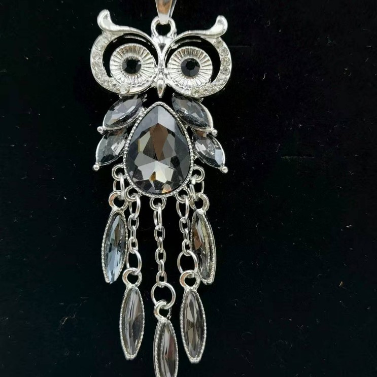 Collana lunga con ciondolo gufo e nappa bijoux vintage_voghion.com