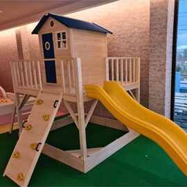 幼儿园户外小木屋儿童滑梯游戏房防腐木移动树屋儿童滑梯木屋