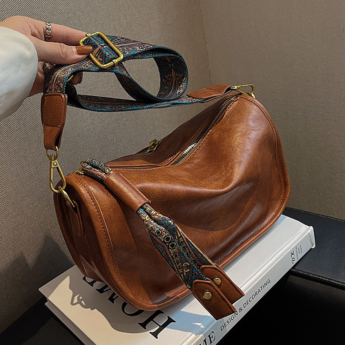 Trendy Women's Bag for Foreign Trade, 2024 Summer New Arrival, Fashionable Wide-Strap Crossbody Bag, Niche Internet-Famous Pillow-Shaped Women's Bag