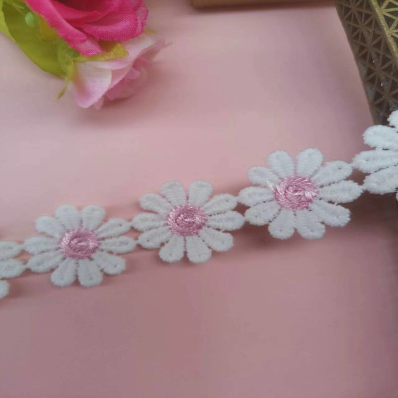 Fabricante de suministro directo de 2.5CM pequeña margarita agua bordada encaje de seda de leche de color encaje accesorios de ropa
