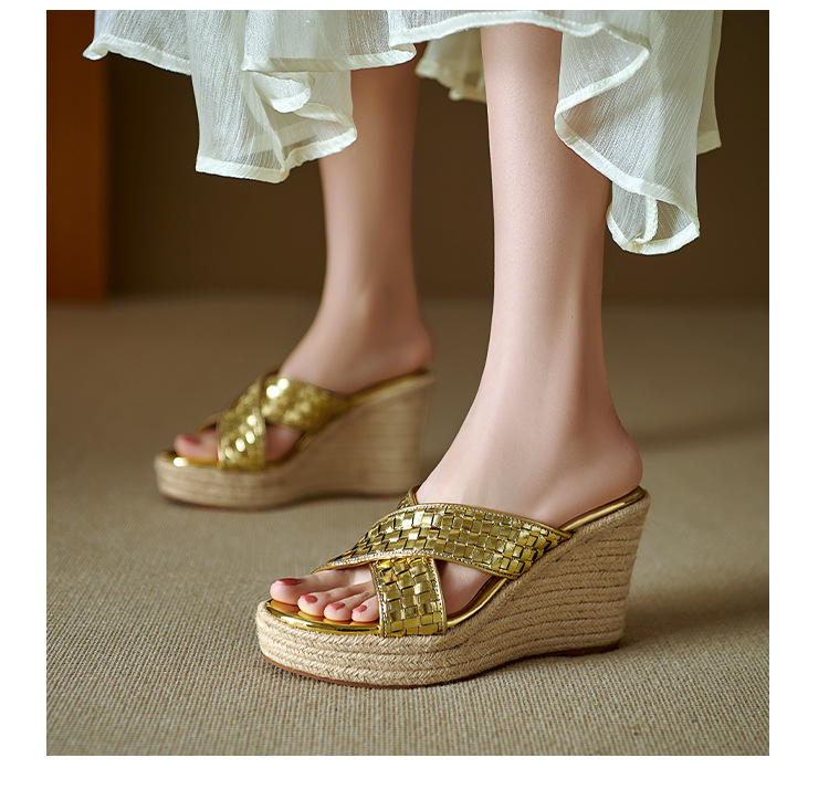 Dép sandal nữ quai chữ V đế xuồng cao gót 9 cm, mũi hở, chất liệu da thật — màu vàng, bạc chi tiết 17