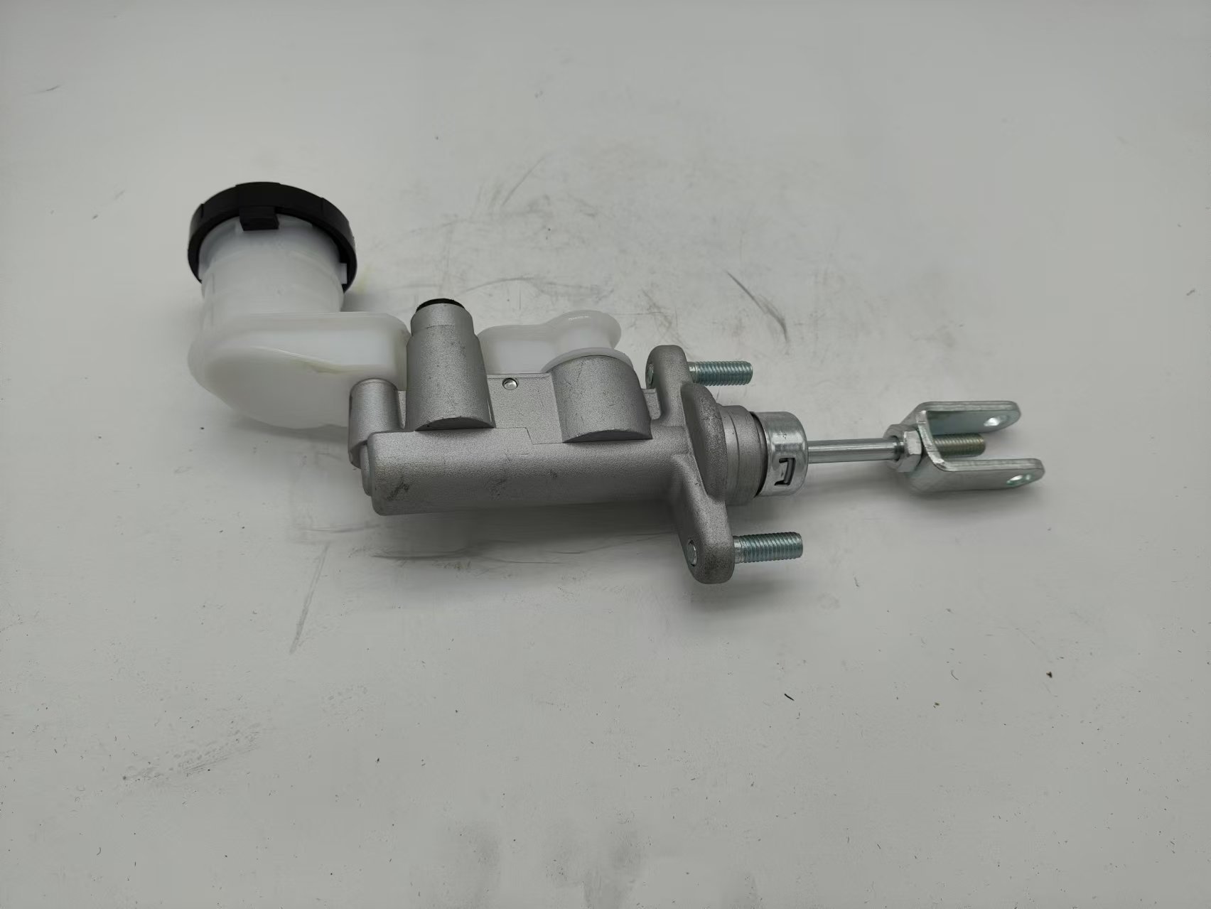 8-97943-432-0,8-97945-438-0 Suitable for Isuzu D-Max Clutch Master Cylinder