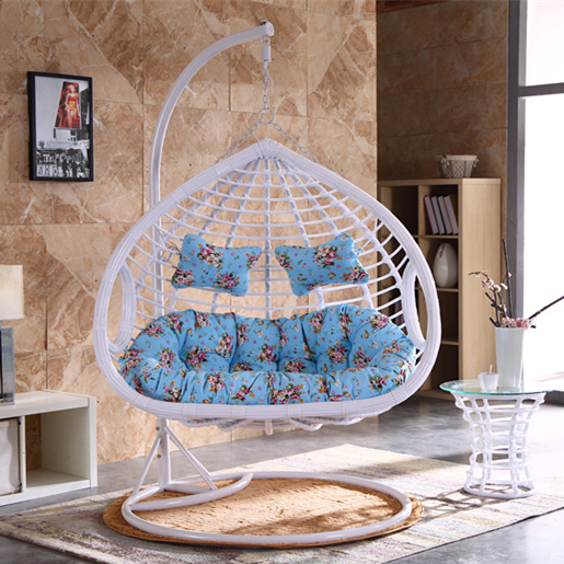 더블 팔걸이 흰색 거친 지원 + 쿠션 + 카펫이있는 티 테이블