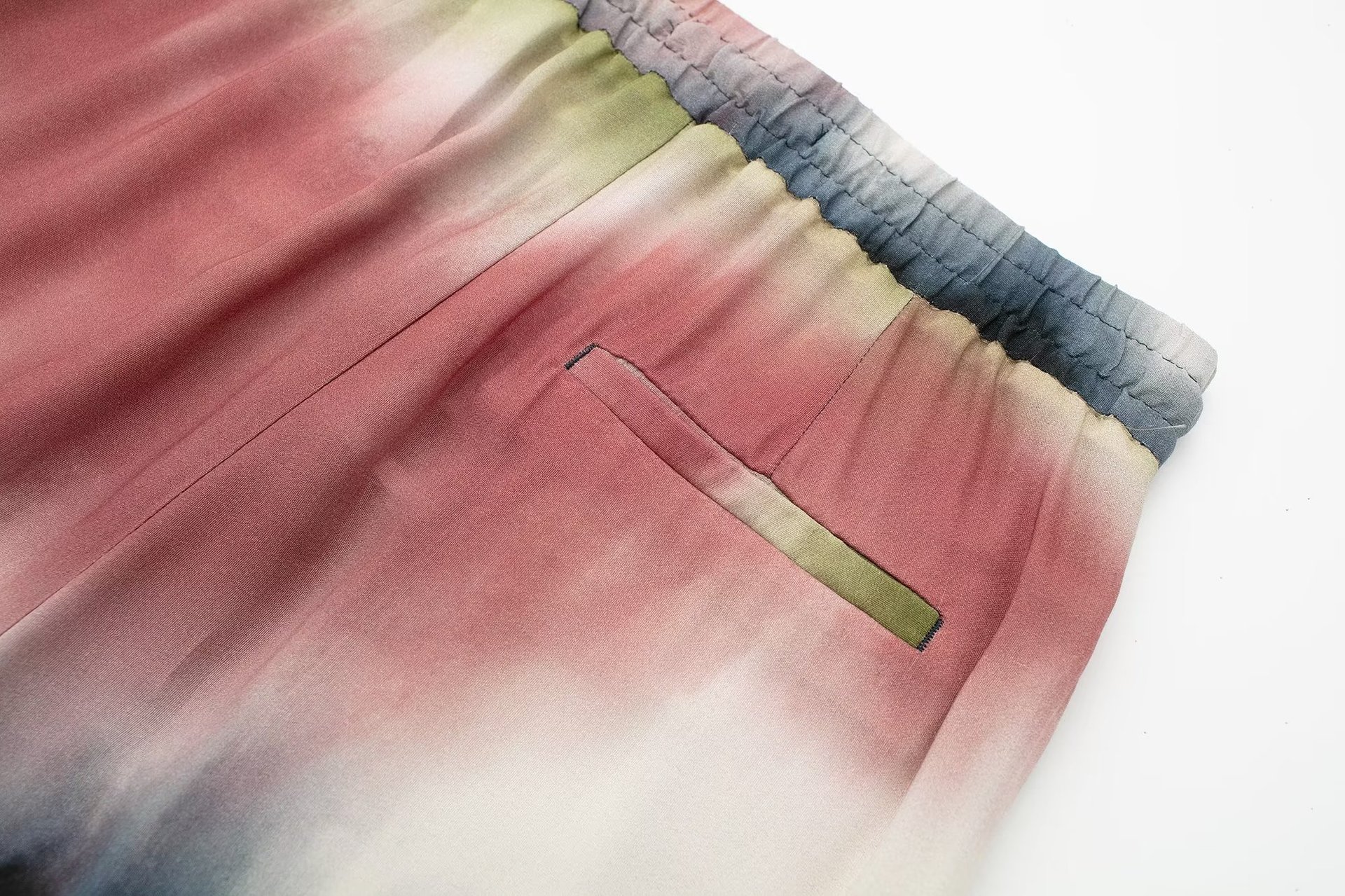 Neues Set aus Batikhemd und bedruckter Hose für Damen im Sommer 2024_voghion.com