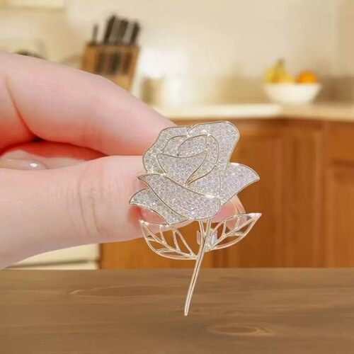 New Autumn Sparkling Diamond Elegant Full Diamond Rose Brooch High-end Stylish Versatile Niche Suit Ornament