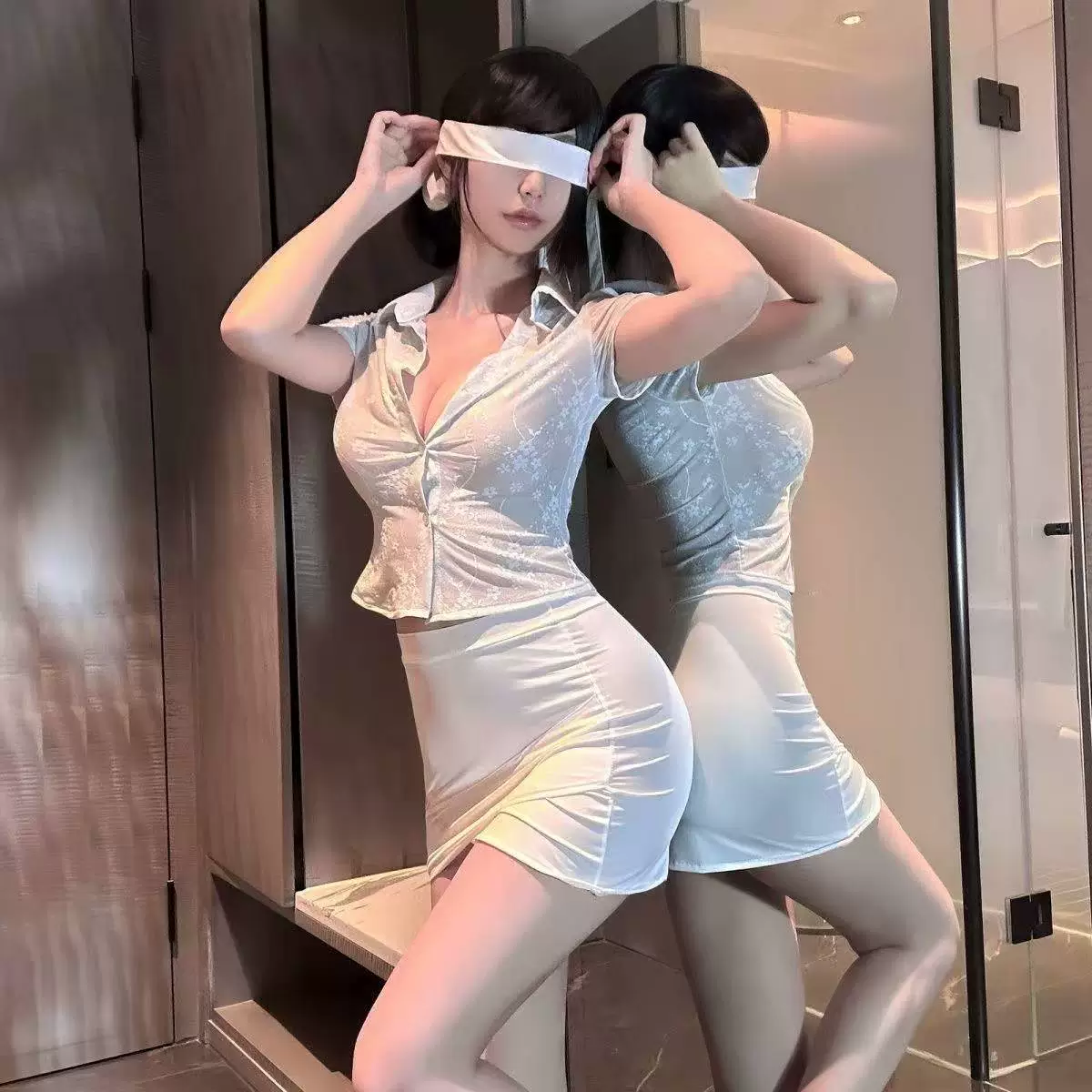 Модная sexy обложка книги, комплект, мини-юбка, униформа, нижнее белье, акцент на бедрах