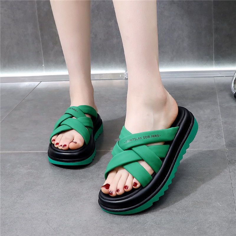 Zapatillas frías de fondo grueso para mujeres 2024 verano nuevo muffin suave una zapatilla de fondo para usar zapatillas frías antideslizantes en línea explosión roja