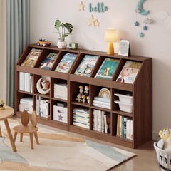 本棚の棚が床に落ちた家庭用の壁に寄りかかった絵本は、子供の部屋の読書区の本棚を自由に組み合わせた格子棚を収納している