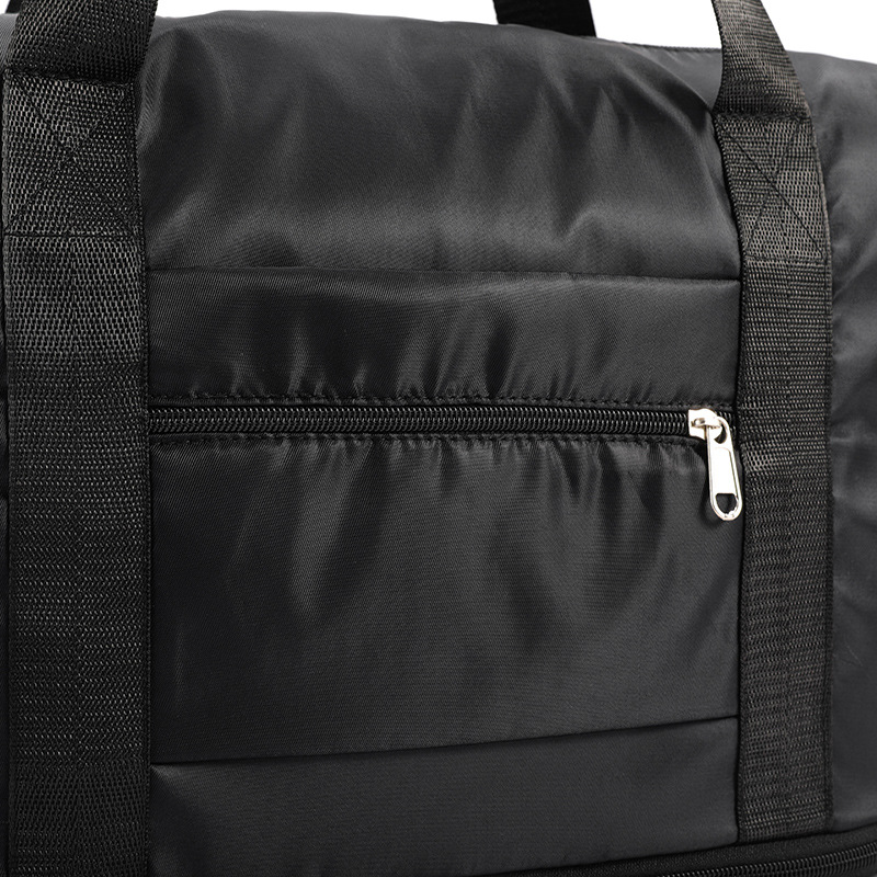 Capacious travel bag wet and dry separation