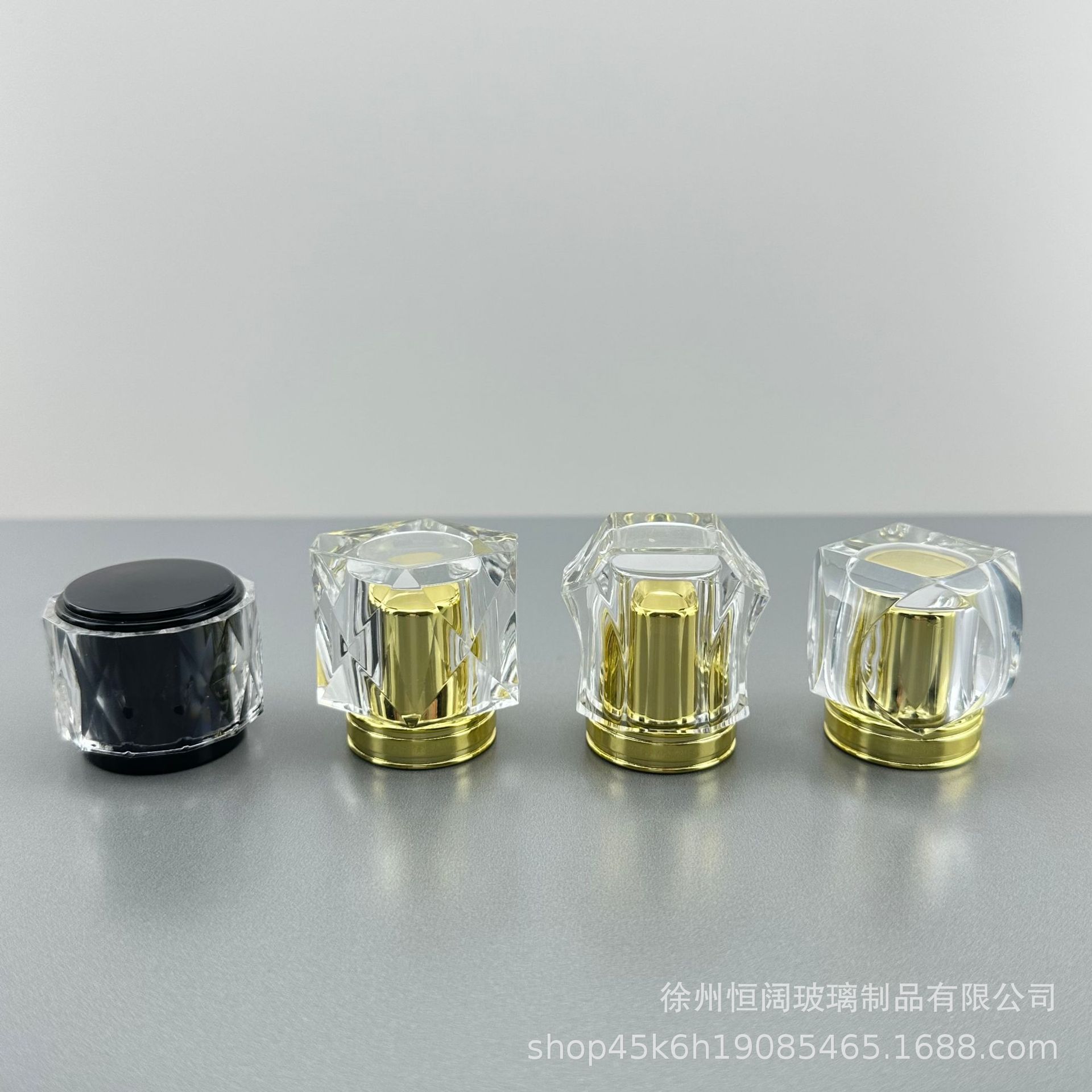 Botella de perfume botella vacía al por mayor blanco 100ML negro 100ML etiqueta de metal logo acrílico cubierta exterior