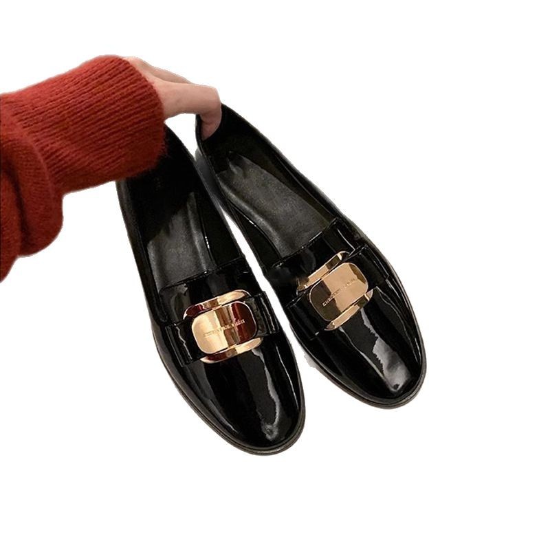 2025 primavera nuevo rojo plano zapatos de hebilla metálica perezoso un pedazo suave zapatos de cuero pequeñas mujeres