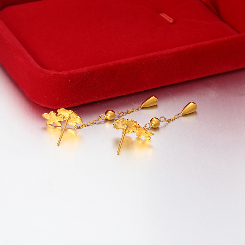 Xuping acero inoxidable 24k color temperamento simple flor bordilla auriculares imitación oro ligero lujo temperamento pendientes al por mayor mujeres