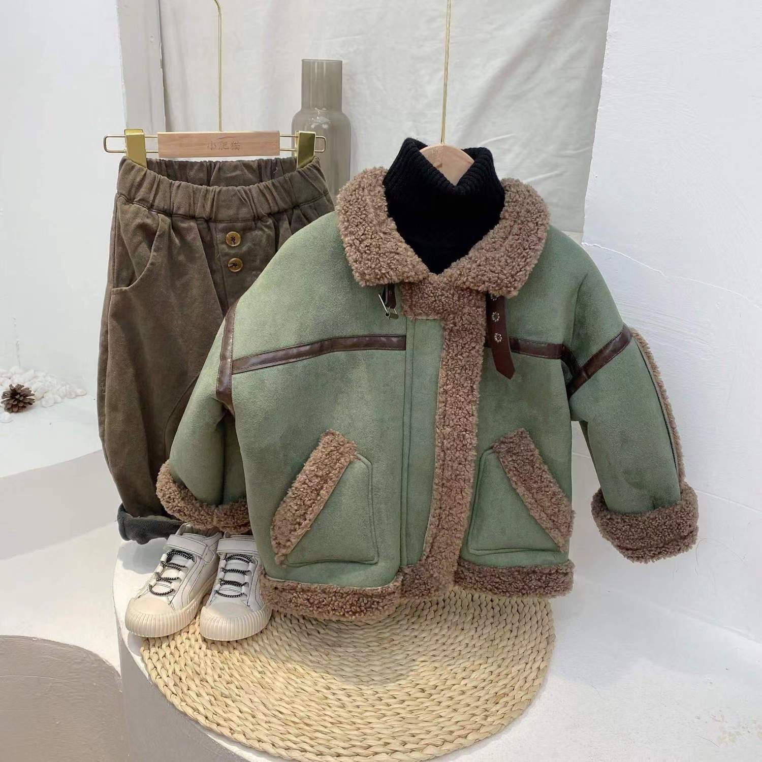 Ropa infantil al por mayor, nueva chaqueta de cuero para niños, otoño e invierno 2025, chaqueta de forro polar para niños, cuello vuelto versátil, abrigo grueso para niños pequeños, transfronterizo