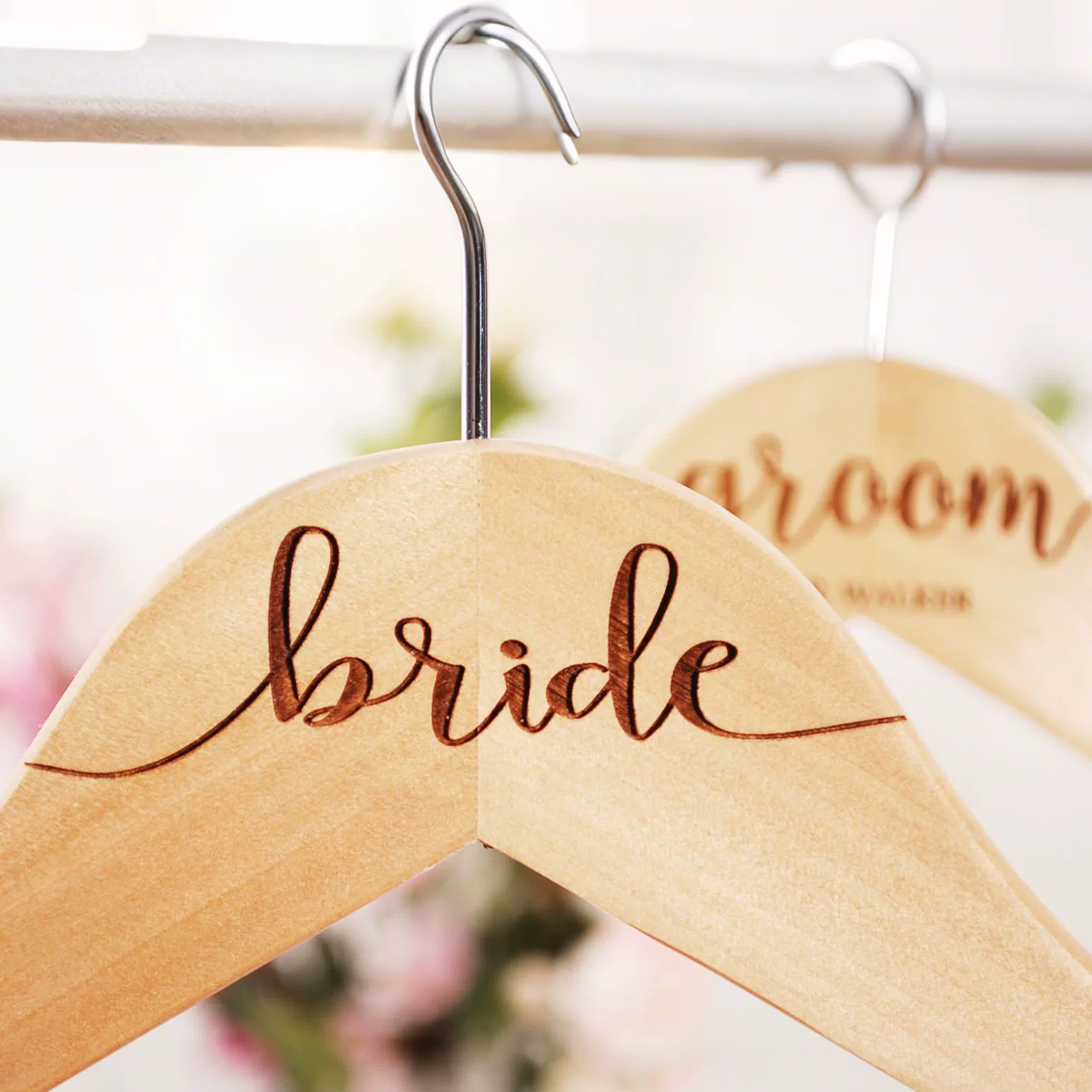 Эксклюзивные деревянные вешалки с лазерной гравировкой "Bride&Groom", свадебная тематика, аксессуары для свадебного мероприятия