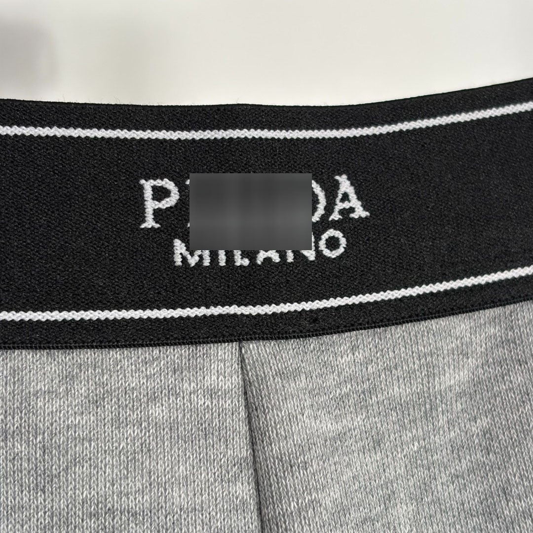 Dambyxor med triangel emblem och märkeslogotyp_voghion.com