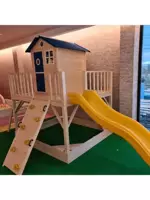 Детский деревянный игровой домик на улице, с горкой и скалодромом, разные цвета
