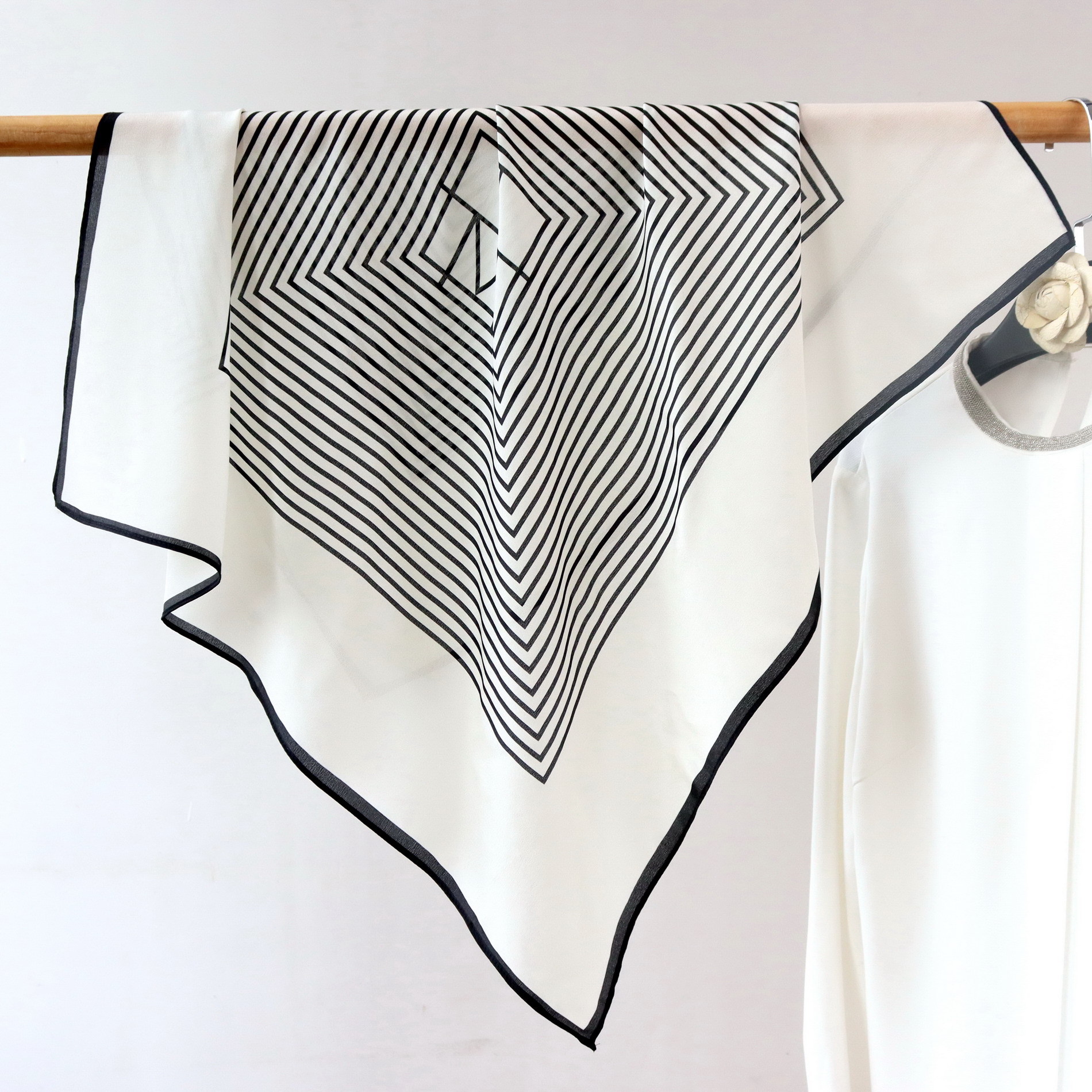 Black and White Letter Stripesd Elegant Simple and Fashionable Silk Crepe De Chine Spring and Summer 70 Chinese Square Scarf Mulberry Silk Scarf Thin