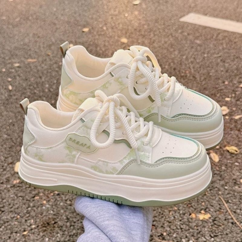 Zapatos blancos populares de este año para nicho de nicho de nicho de zapatos transpirables de moda zapatos deportivos casuales de pan